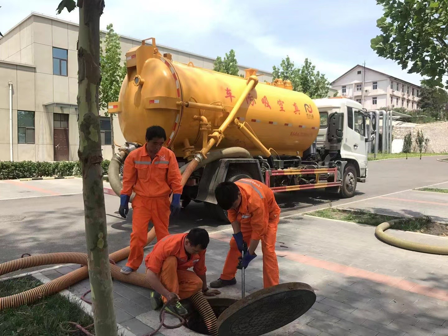 尼木管道疏通车停在窨井附近